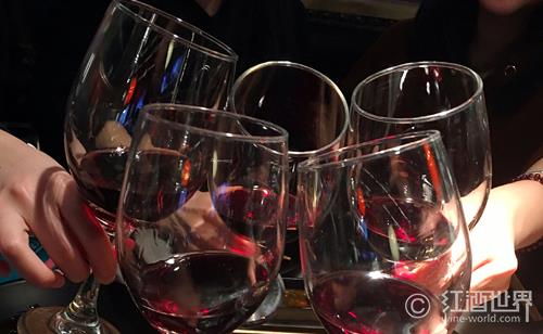 喝红酒时,口腔中为什么会有涩的感觉? 喝红酒时,口腔中为什么会有涩的感觉?