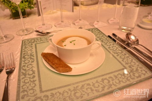 餐酒搭配“黄金法则”：一方美酒为一方美食