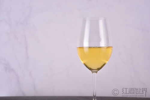 白葡萄酒一定是用白葡萄酿制吗？