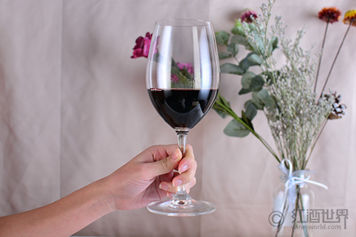正确认识葡萄酒的“挂杯”
