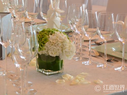 葡萄美酒高脚杯，夏季喝着真是美